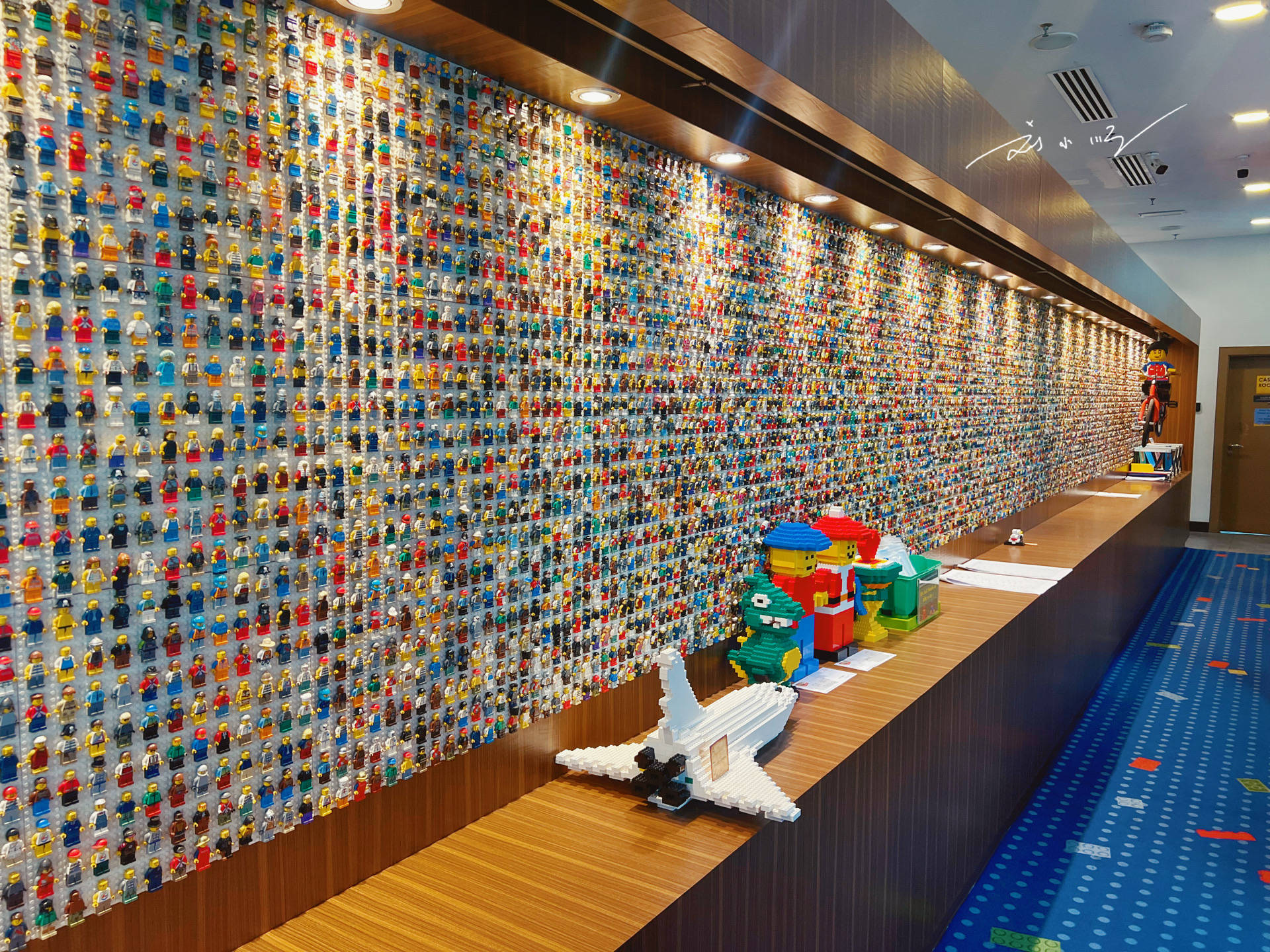 马来西亚最霸气的酒店背景墙,墙上一万多个乐高玩偶,游客惊呆了_新山