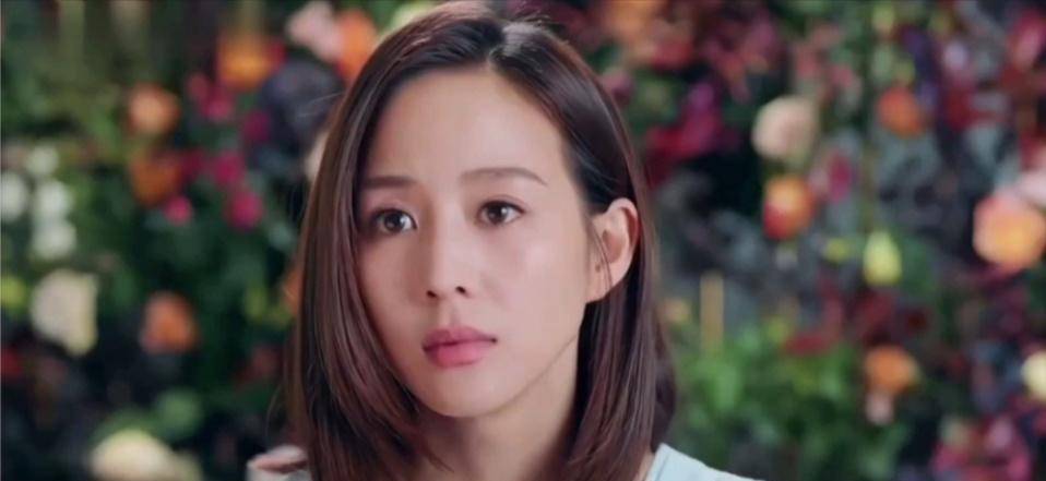 当天,两人一起兜风回来之后,张钧甯手里提着一大堆行李出现在自家门口