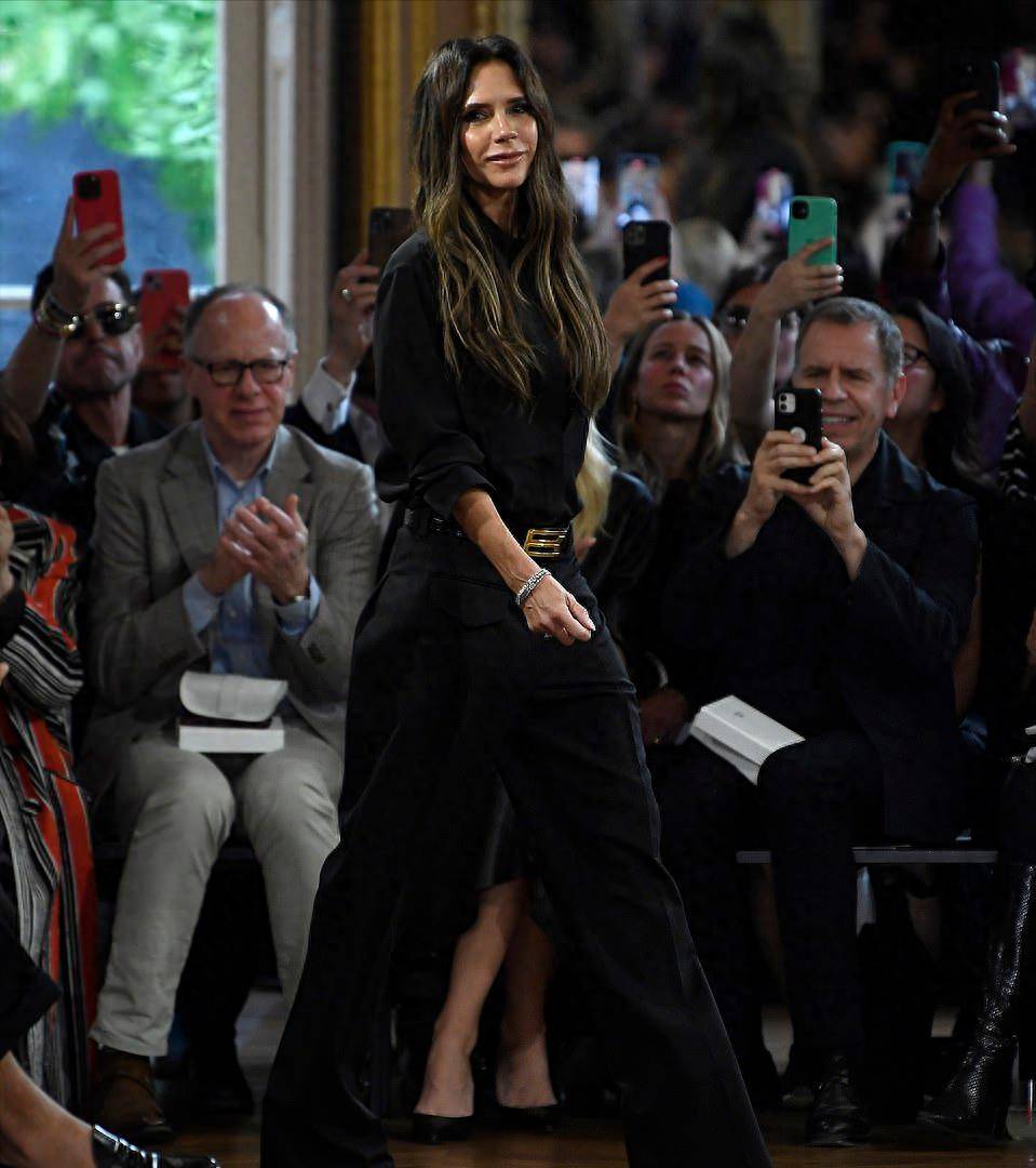 这是他第三次带着作品参加时装秀,而且做得游刃有余.维多利亚呢?