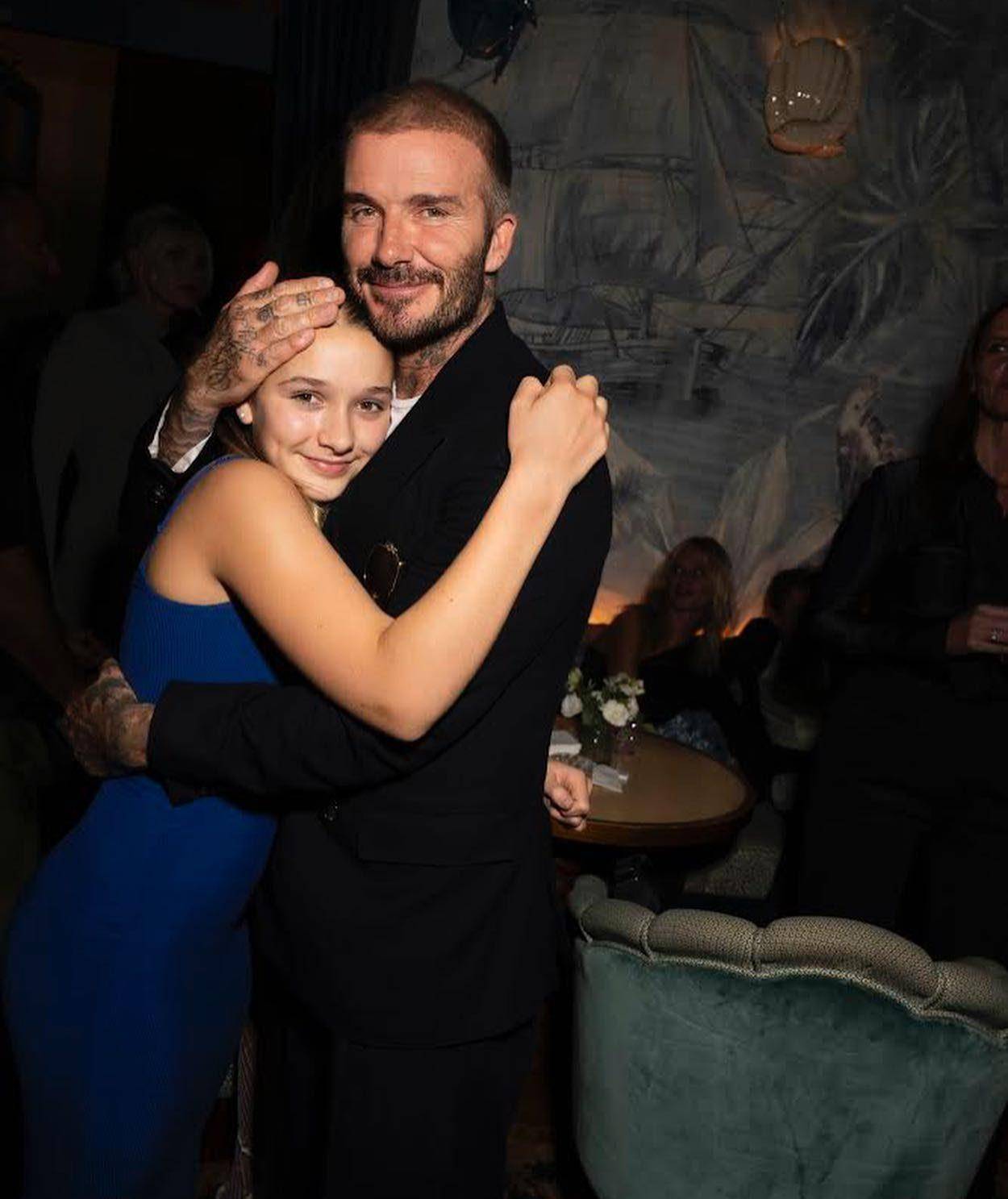 大布夫妇带小七出街!被哥哥搂着太宠溺,大布腰间挂串钥匙有点土_小贝_