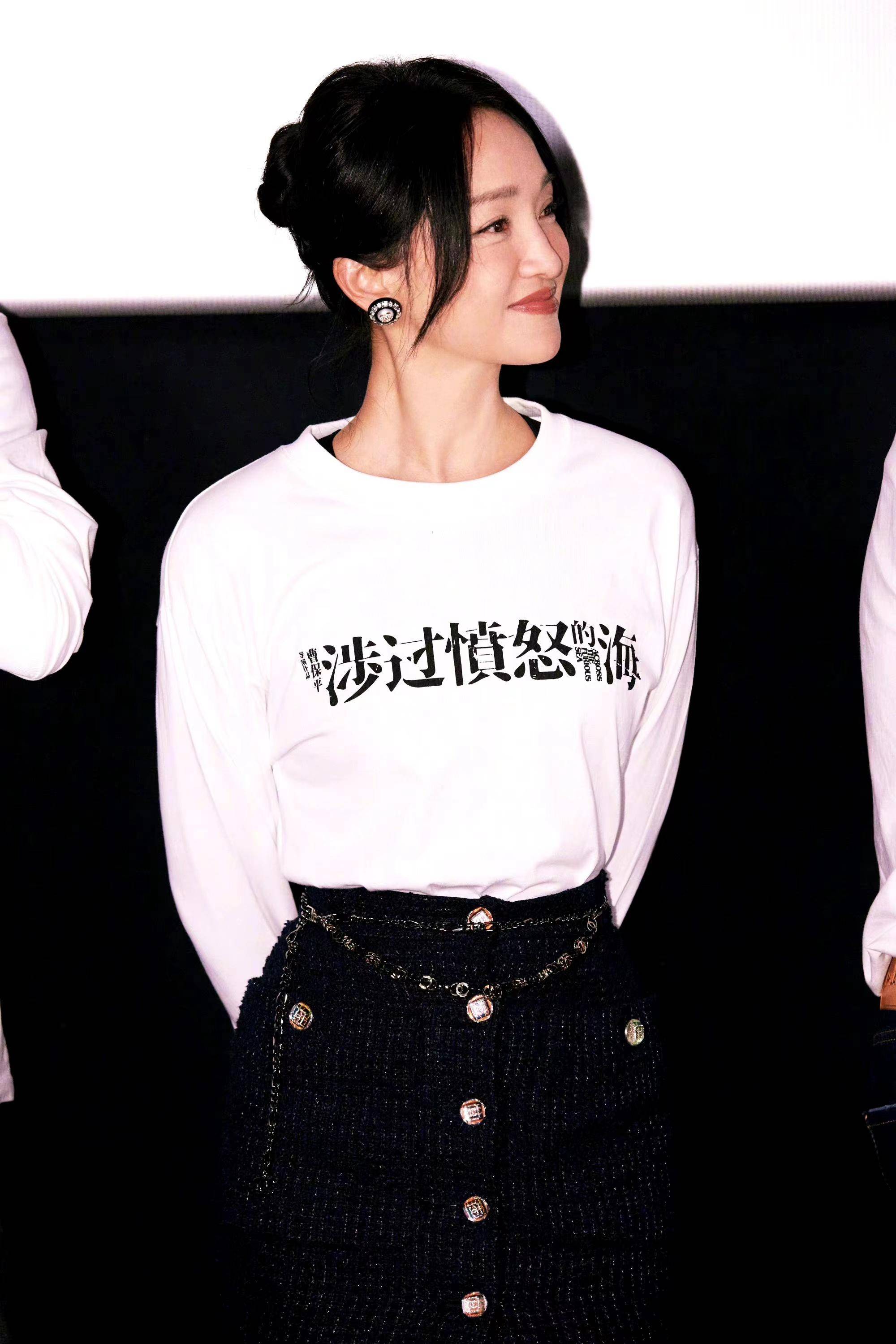 完全猜不出实际年龄,当天亮相首映式,周迅梳着温婉盘发,配上龙须刘海