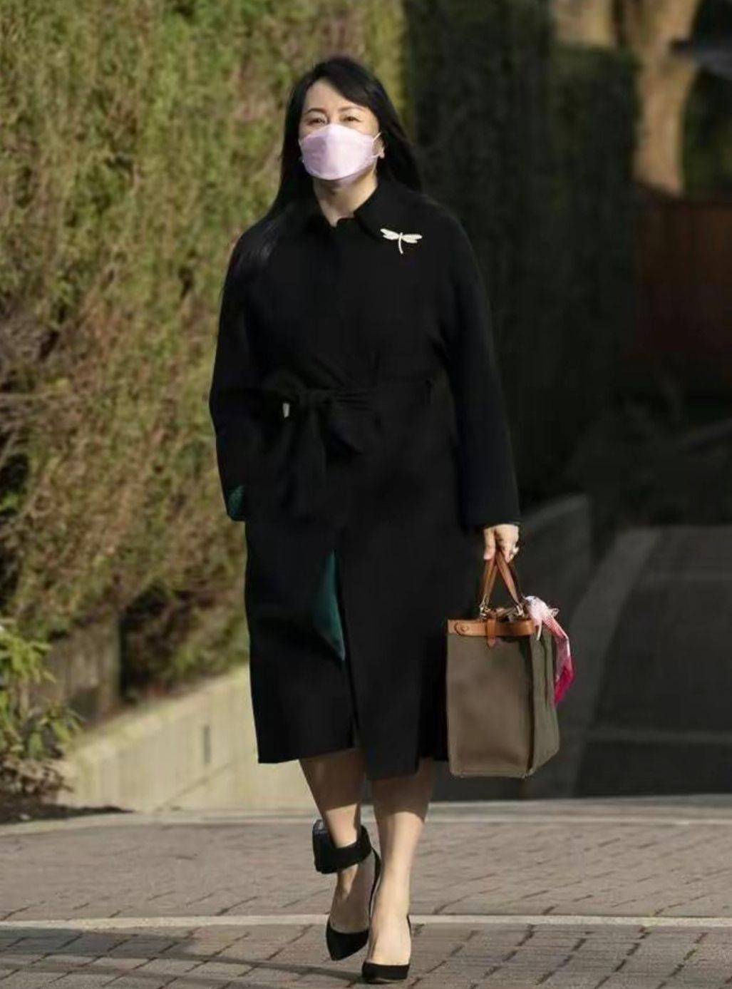 女人穿大衣尽量少配丝袜,打底裤,学孟晚舟这样穿,更优雅得体_穿法