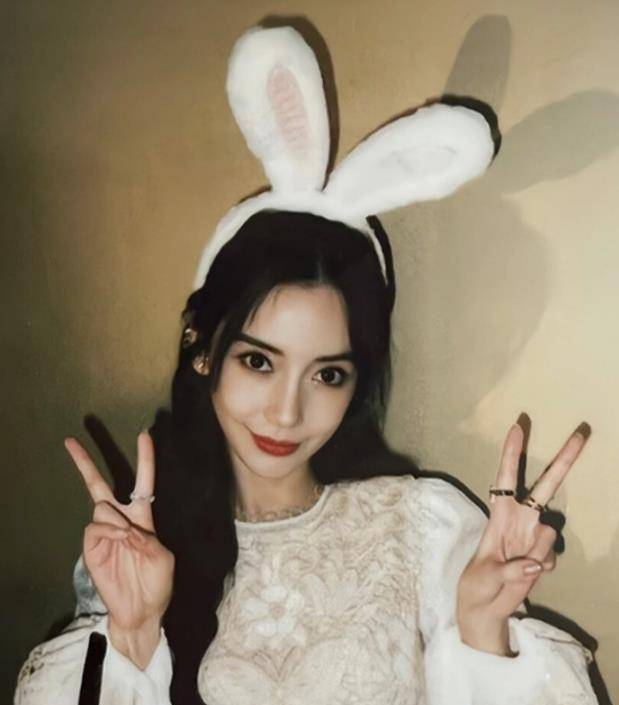 angelababy登elle12月刊!造型迷惑,妆容土气,采访疑回应争议!