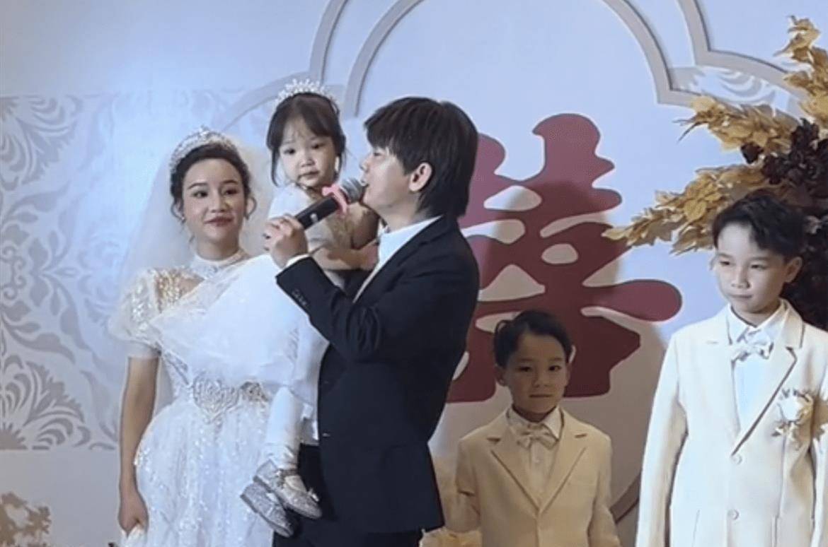 38岁歌手六哲返回老家补办婚礼!