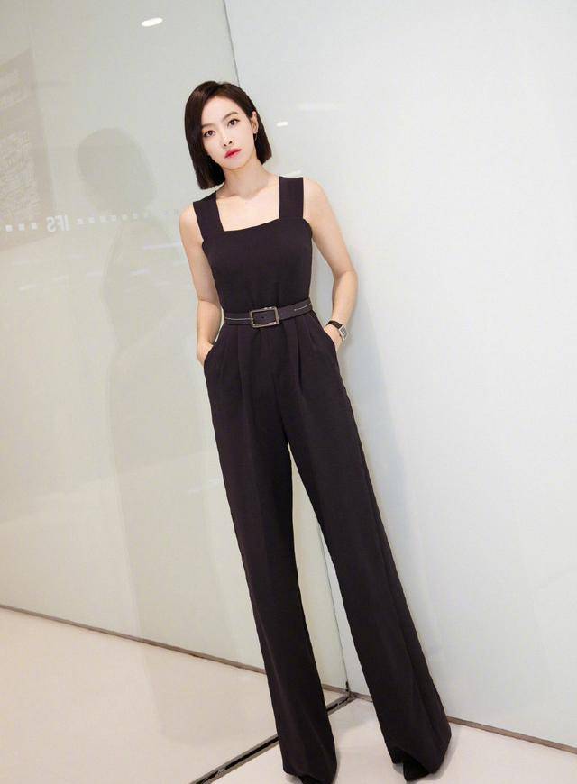 宋茜身穿黑色连体裤,优雅大方尽显女性魅力,网友:这腿也太长了_女生