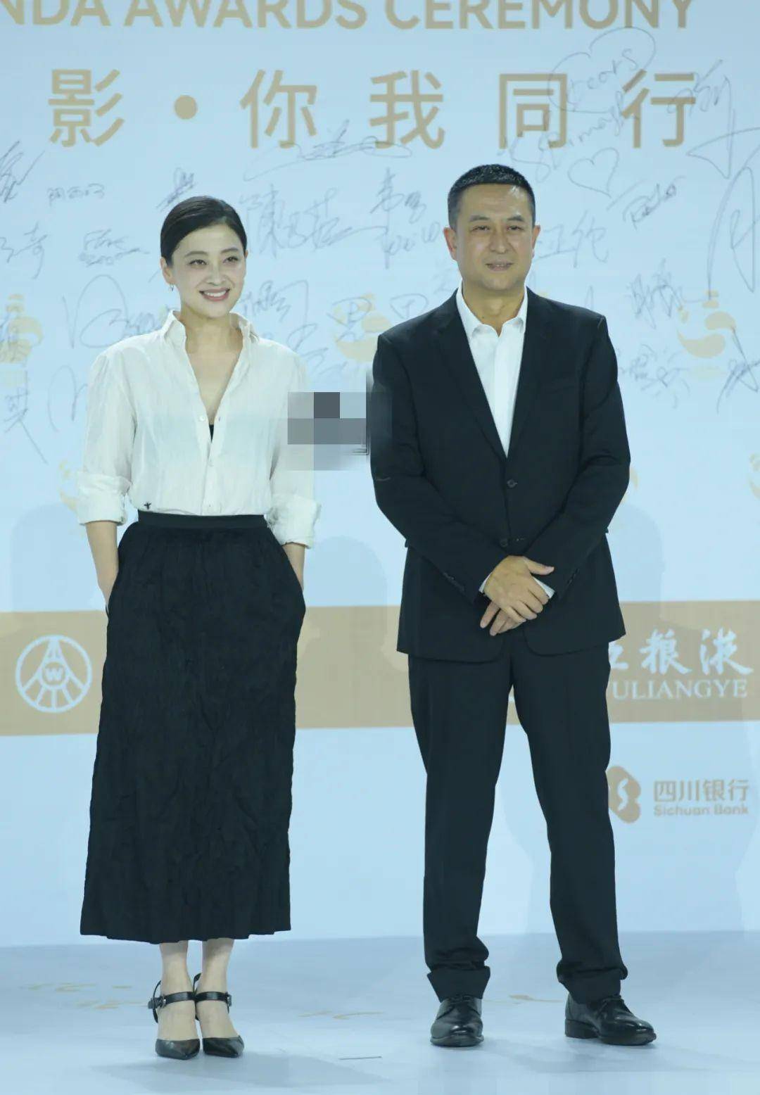 久违的电影红毯,关晓彤又穿错,钟楚曦太迷人,成龙张艺谋状态好_明星