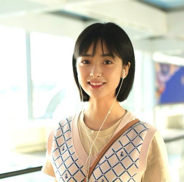 被沈月p图技术惊艳了,小短腿秒变大长腿,网友:影子还是暴露了_短发