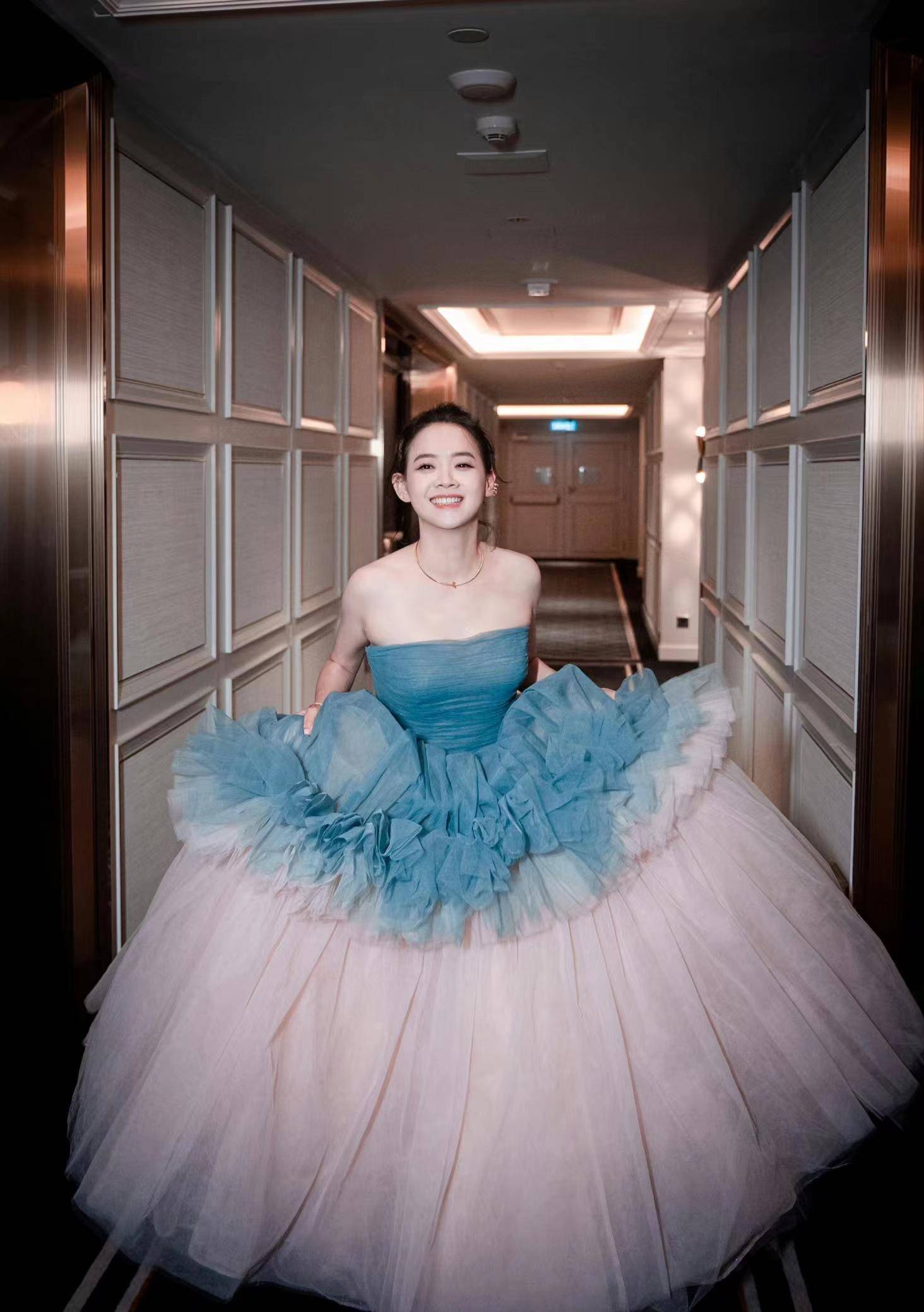 50岁曾宝仪出席澳门,身穿靓丽靓丽"孔雀裙",梦幻《名扬花鼓》_活动