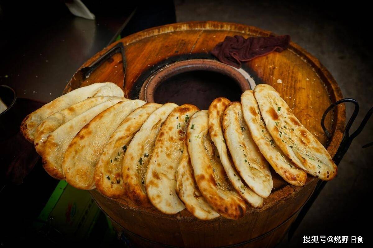 公安锅盔是一种用火烤熟的煎饼,把各种配料放进面粉里面,在有炭火的烤