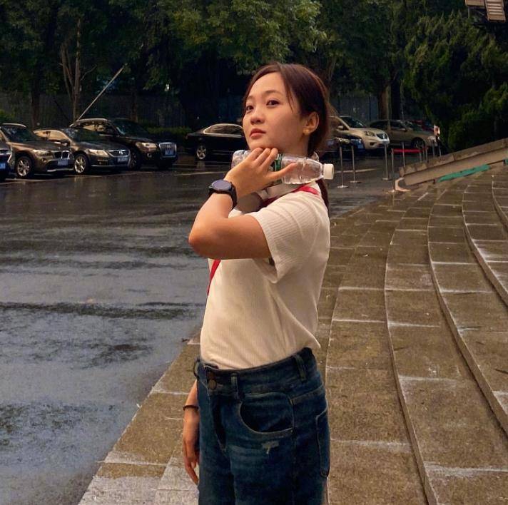 林妙可精心打扮参加同学婚礼,结果又胖又不漂亮,而且她真的好矮