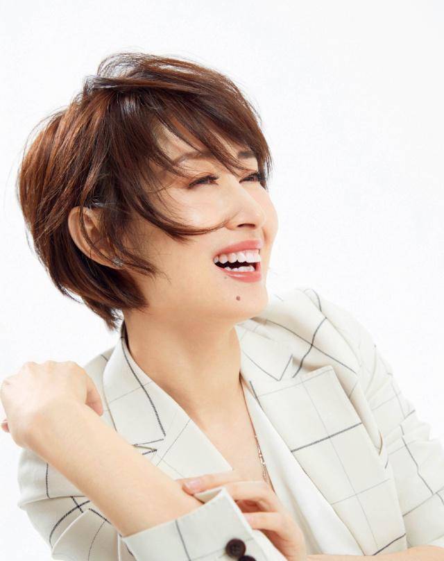 43岁的刘敏涛,玩转西装和漏背裙,我这个年纪也能性感时尚_气质_明镜