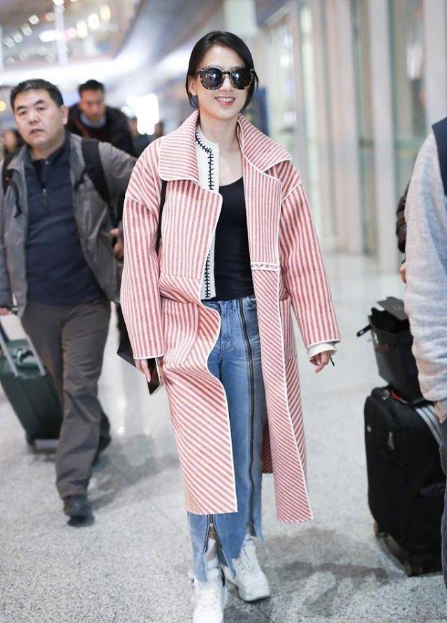 黄圣依8万8包包搭配蓝色大衣走机场,气场开挂,终于不再穿大妈装_衣品