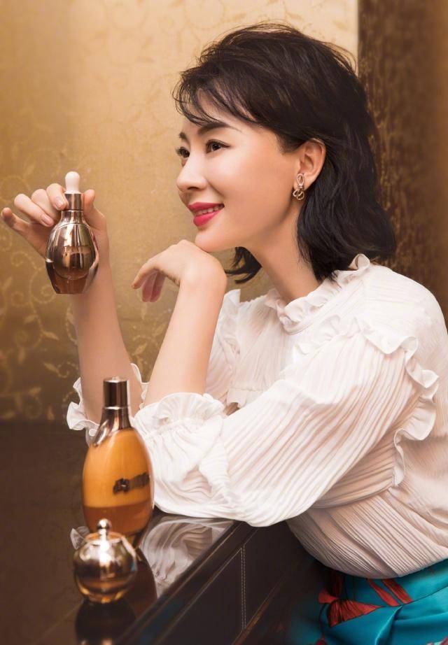 秀出了自己完美的身材,直接是美呆了,有的网友看到了她的新发型,陈数