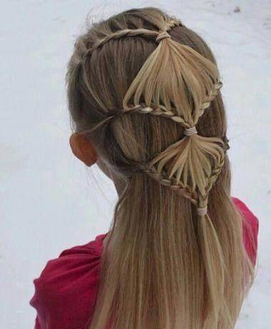 有着精致而细节化的小公主特质的小女孩造型,舞台风梳发浓郁,用假发来