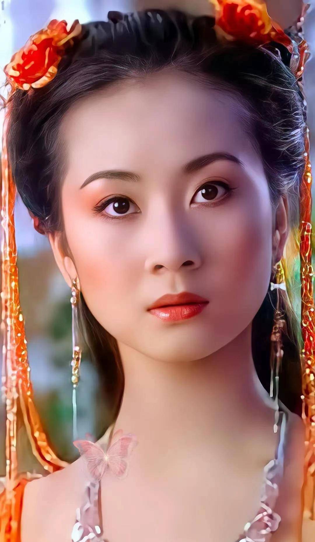 天上人间的日常穿搭在宴会上跳舞的橙儿戴着和他姐姐一样的羽毛头饰和