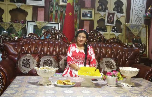 中国仍健在的末代王妃,至今住在王府里,与游客合影一张30元_库车_生活