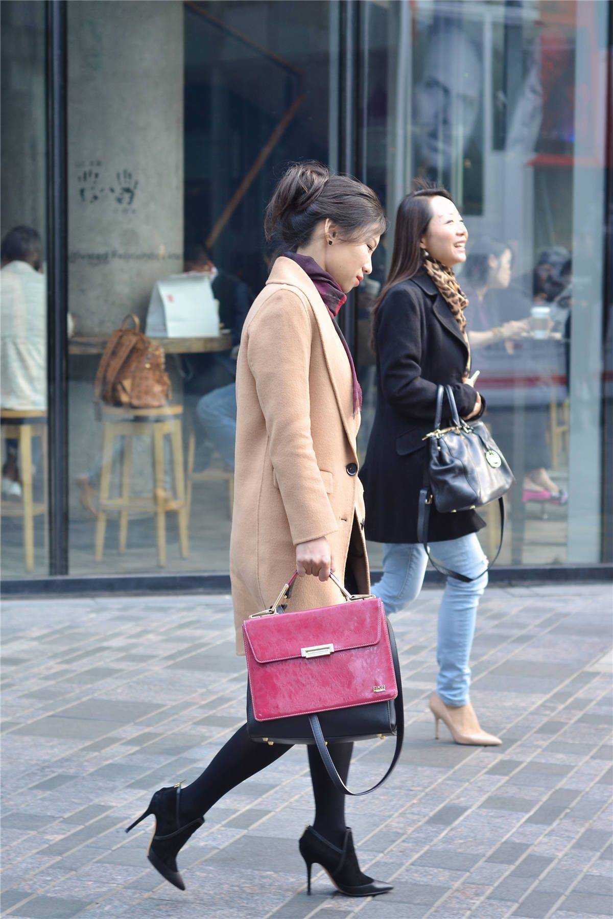 8厘米的尖头细跟踝靴,真皮和布面拼接,搭配黑色打底裤_时尚_女性_美女