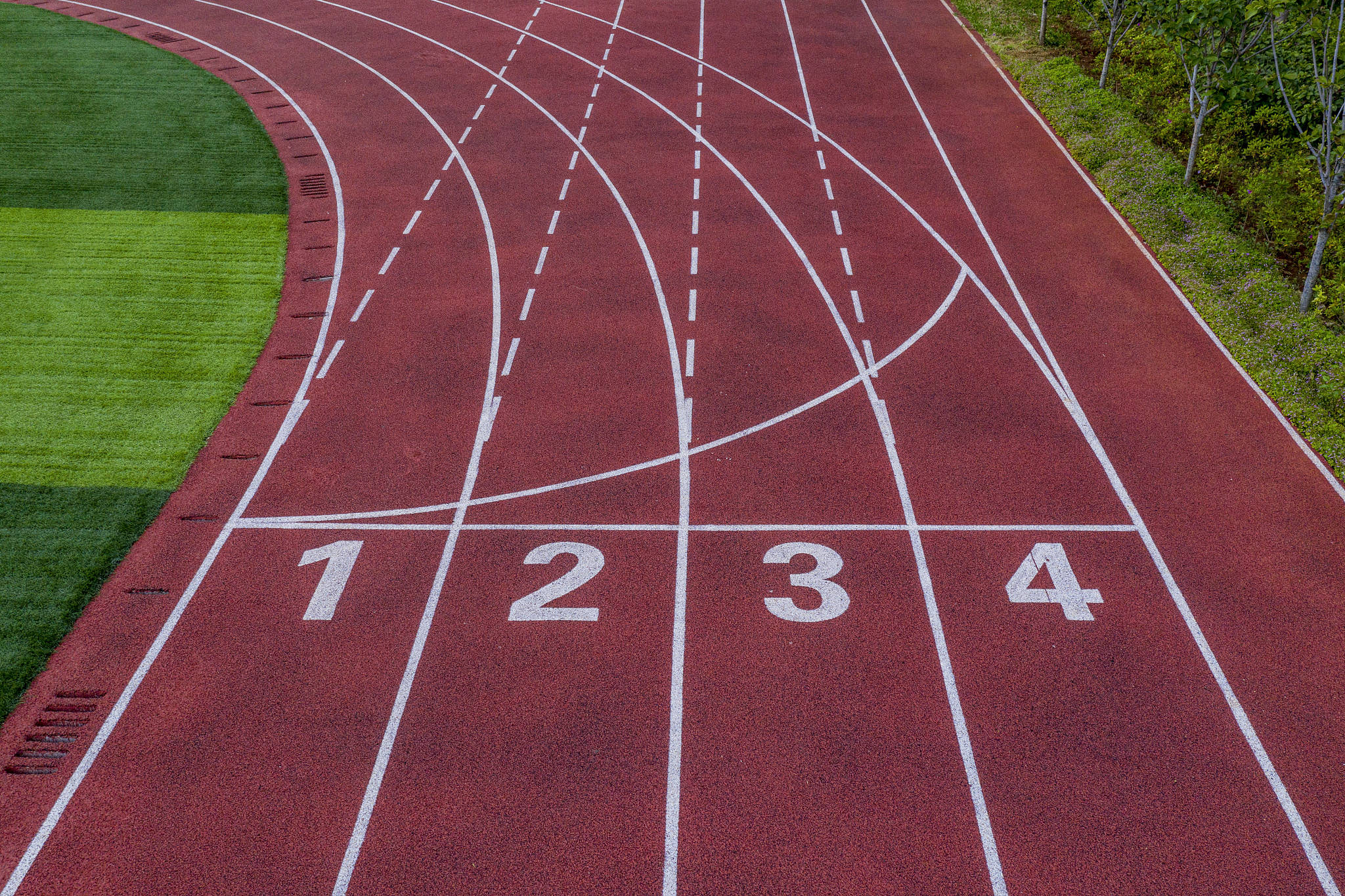 首先,我们要了解一下iaaf认可的四种主要跑道规格:400米标准跑道,200