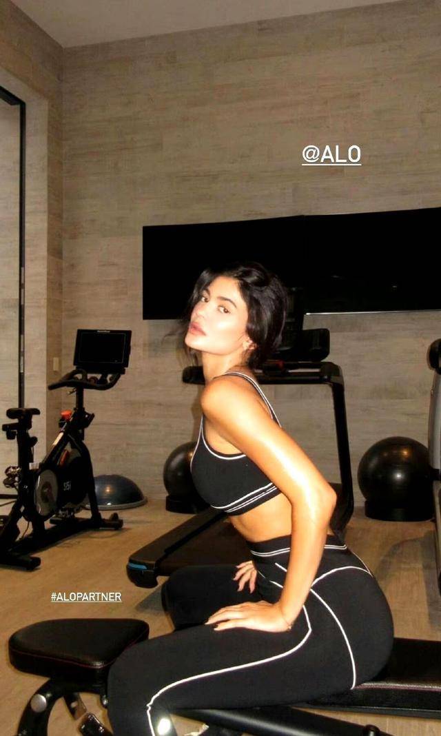 凯莉·詹娜最新自拍照,展示了她健美的身材_凯莉詹纳_健身房_名人