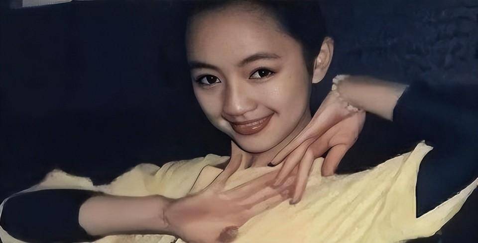 罗海琼卷发惹争议,大度回应了,她才是真正的"松弛感美女"!