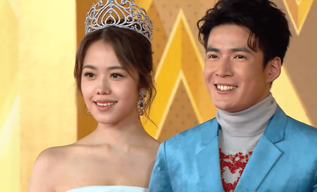 tvb台庆:黄智雯露背抢镜,高海宁身材吸睛,中年明星个个冻龄_礼服_长裙