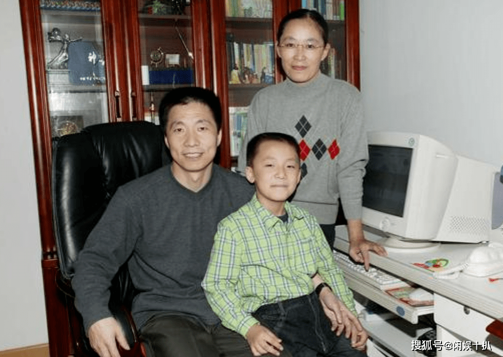 中国首位航天英雄杨利伟:濒死26秒返回地球,辉煌背后有泪有痛_杨利军