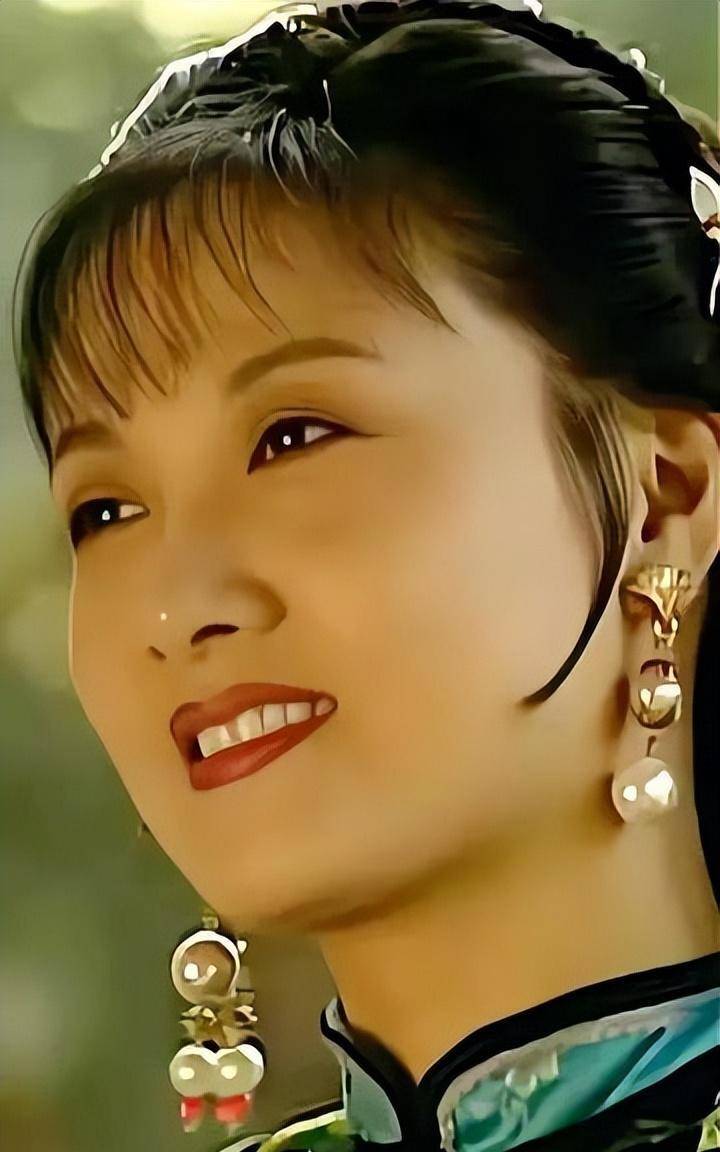 同样是演"王熙凤",把刘晓庆和邓婕,放在一起看,差别就出来了_观众