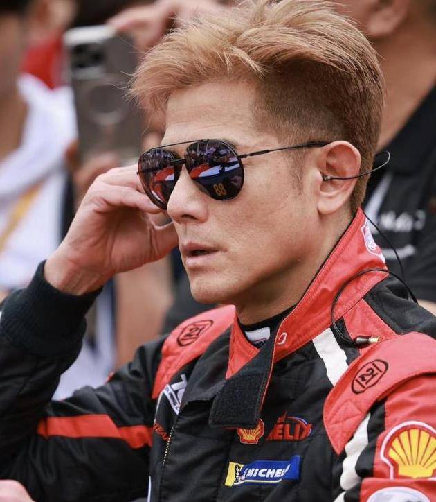 郭富城也被从侧面拍摄.