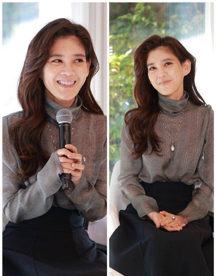 阔太李富真出席活动,穿羊毛衫配黑裙又美又飒,素颜出镜不涂口红_网友