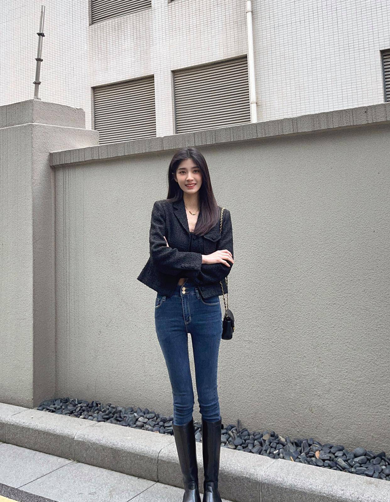 为什么女生喜欢用长筒靴搭配紧身牛仔裤_女性_组合_时尚