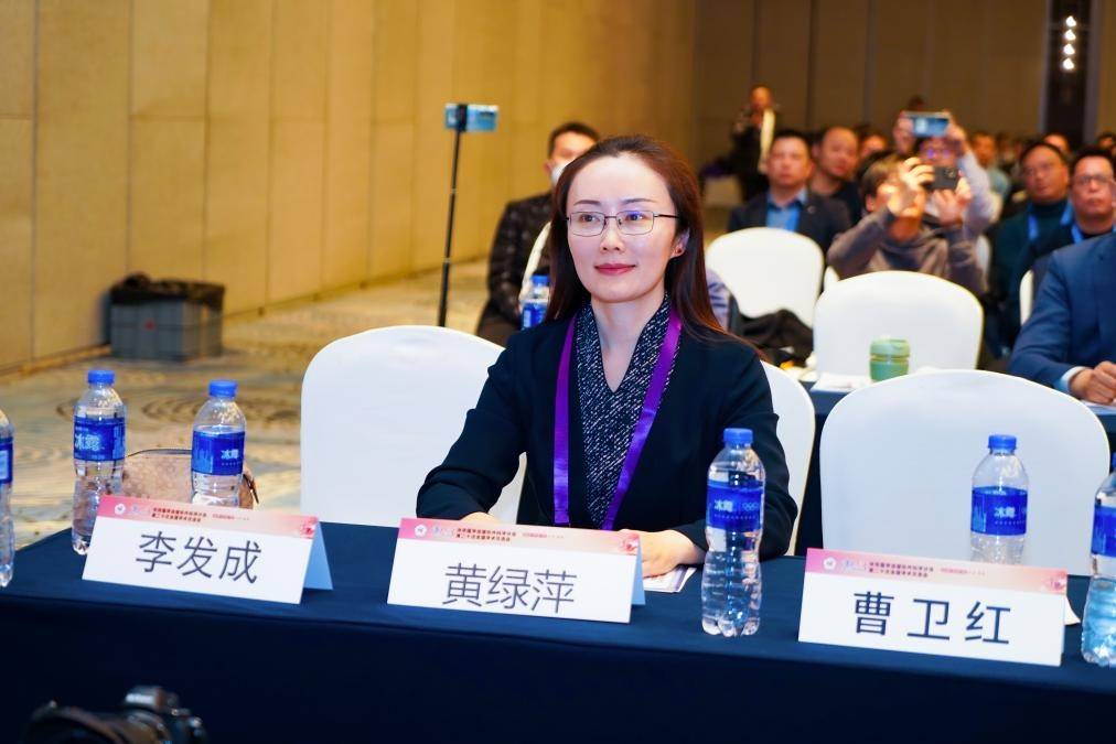 黄绿萍教授则以《钻石超塑无创脂肪抗衰的临床应用》为主题展开了讲座