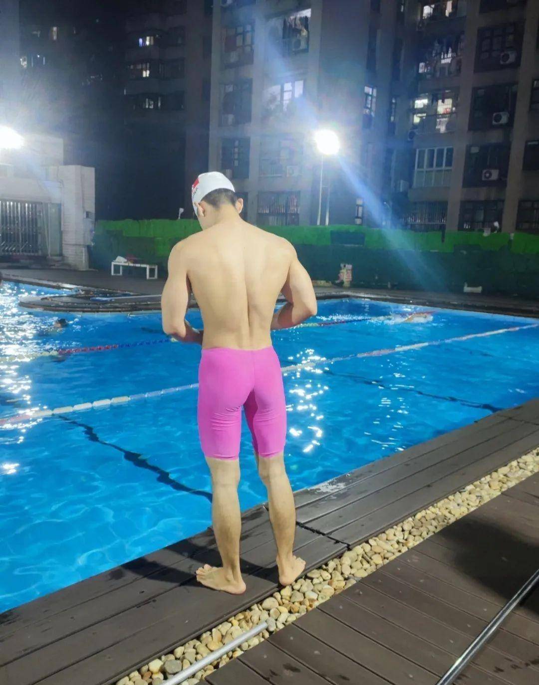 毕业于广州体育学院的游泳运动员教练身穿红色泳衣自拍真好看_方式
