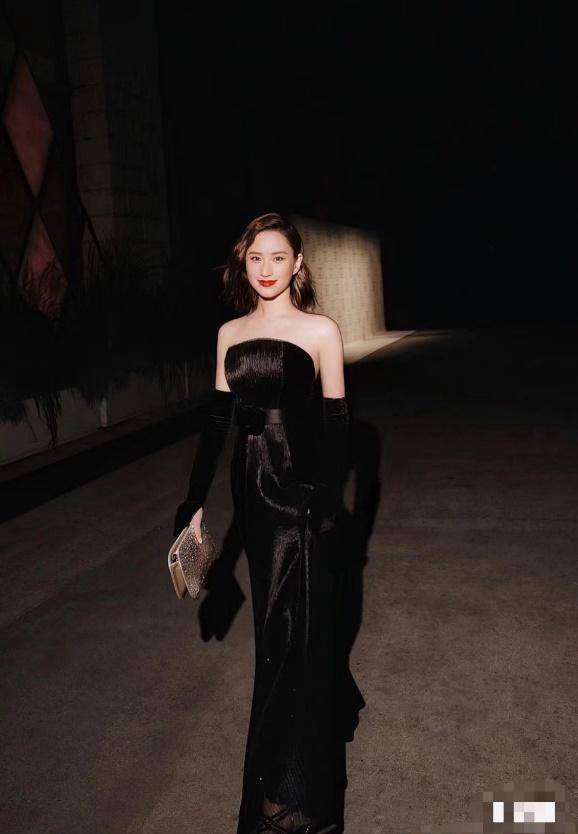 何超莲威尼斯之夜,优雅黑裙璀璨如明珠,混血五官不输欧美明星_的设计