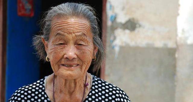 湖北母亲生下3个"猴娃",照顾50年寸步不离,年过九旬仍撑起家_陈秀英