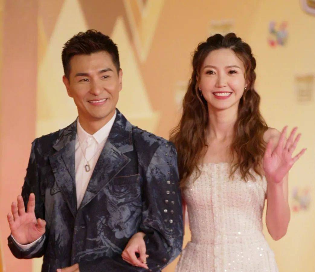 tvb台庆:黄智雯露背抢镜,高海宁身材吸睛,中年明星个个冻龄_礼服_长裙