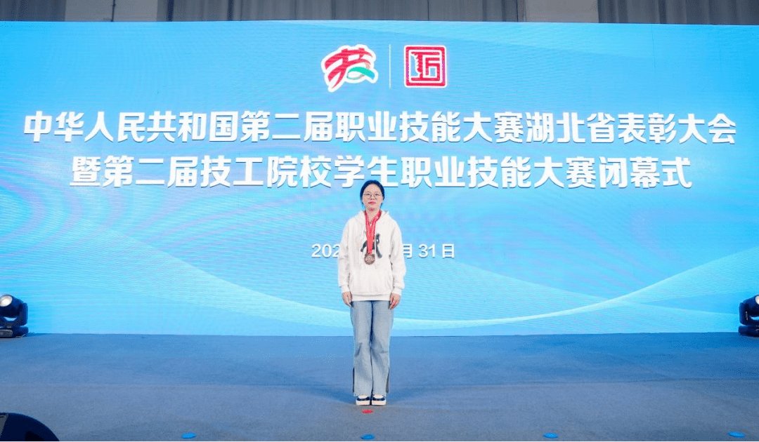 金牌熠熠 | 王子奕:技能大赛点燃技能成才的梦想_比赛_直播间_指导