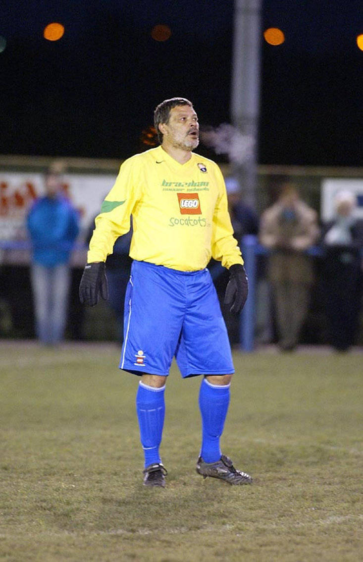 当苏格拉底为加福斯队效力时,喝了两杯啤酒,抽了三根烟作为热身_比赛