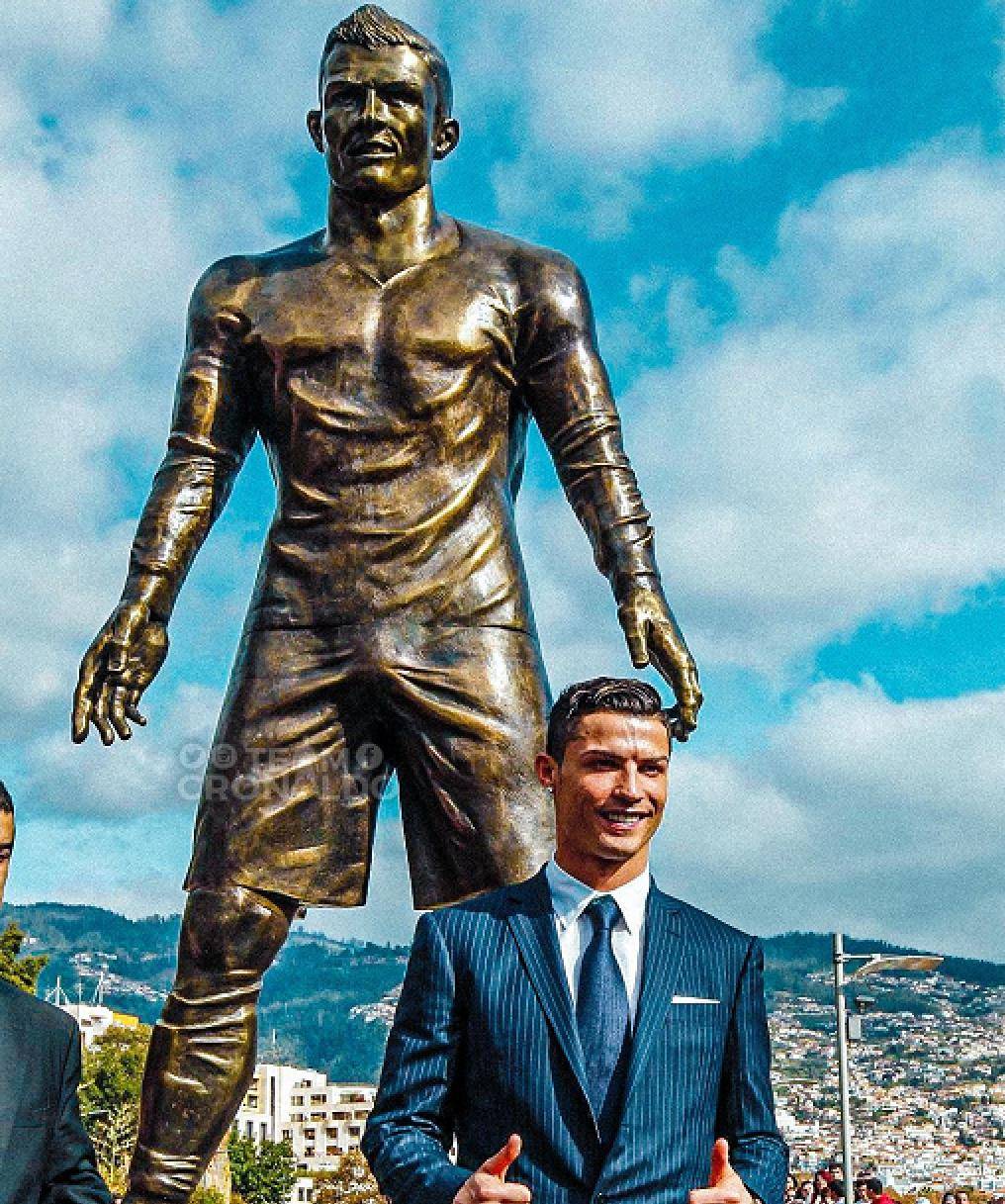 利雅得胜利的c罗雕像出炉,斜刘海太丑,还戴黑手套_沙特_联赛_球员