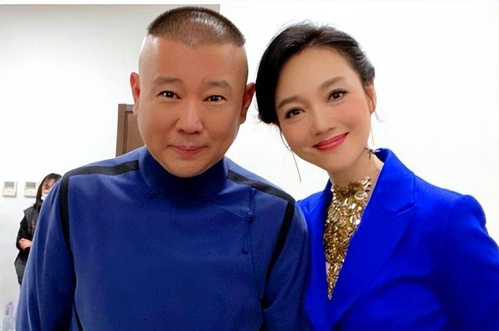 她是著名美女主持人,嫁给神秘老公生下三个孩子,50岁宛如少女_周群