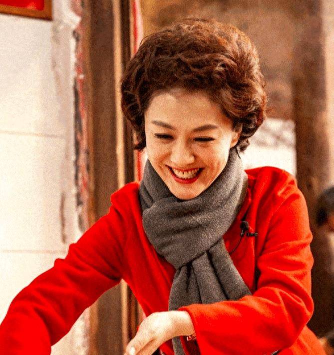 年过50岁的海霞依旧青春洋溢,端庄又优雅,秘诀在这几点_短发_设计