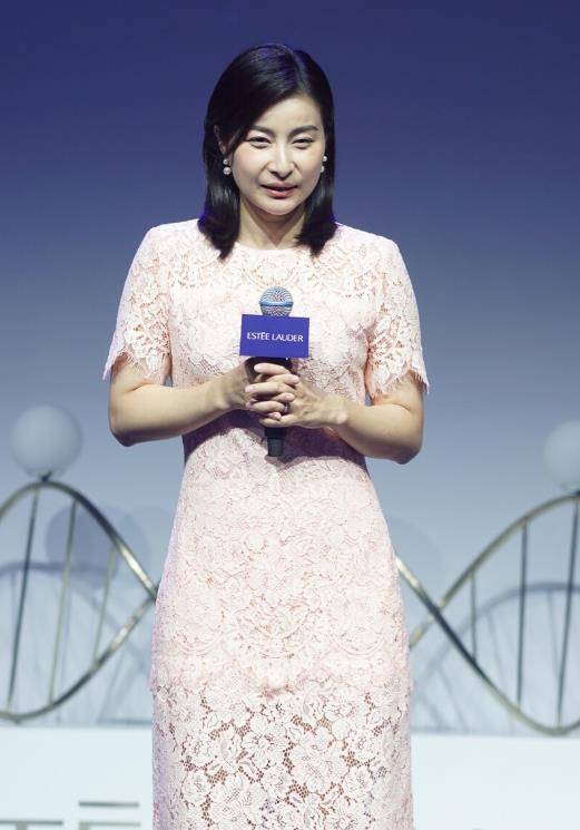 郭晶晶把衬衣扎短裤里,大腿小腿一样粗,身材并不好但气质仍高贵_黑色