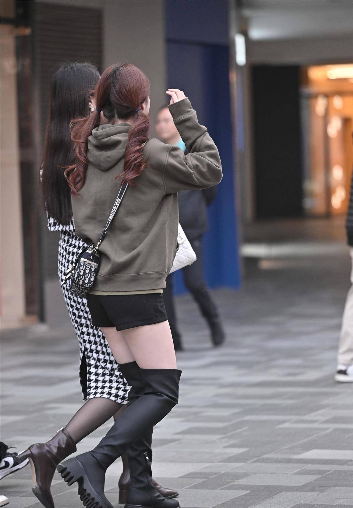 说到秋冬的过膝靴,大家选择的款式和款式都不同_黑色_美女_风格