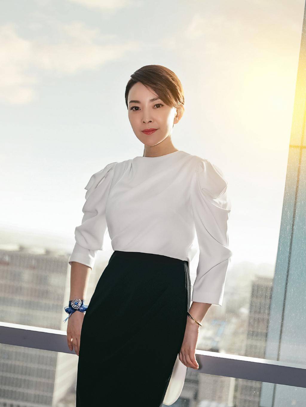 她曾是央视主持,被传是张嘉译前妻,低调嫁富商,47岁仍风韵犹存_刘威葳