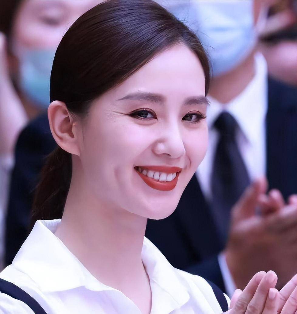 从婚纱到钻戒,从玫瑰花到婚礼场地,无不流露出他对刘诗诗的深深热爱