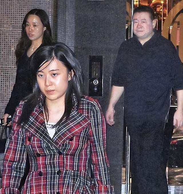 甘比又将原配大儿子熬出去,又是耐心扶持着自家两姐妹,跟她一样同步