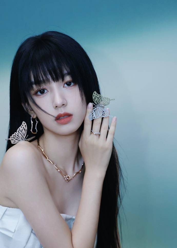 后来周也成名后,接拍了《山河令》《护心》《战火中的青春》《孤注一