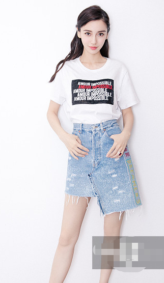 穿薄纱裙竟露出"安全裤",网友:黄晓明脸都绿了_时尚_图片_拖鞋