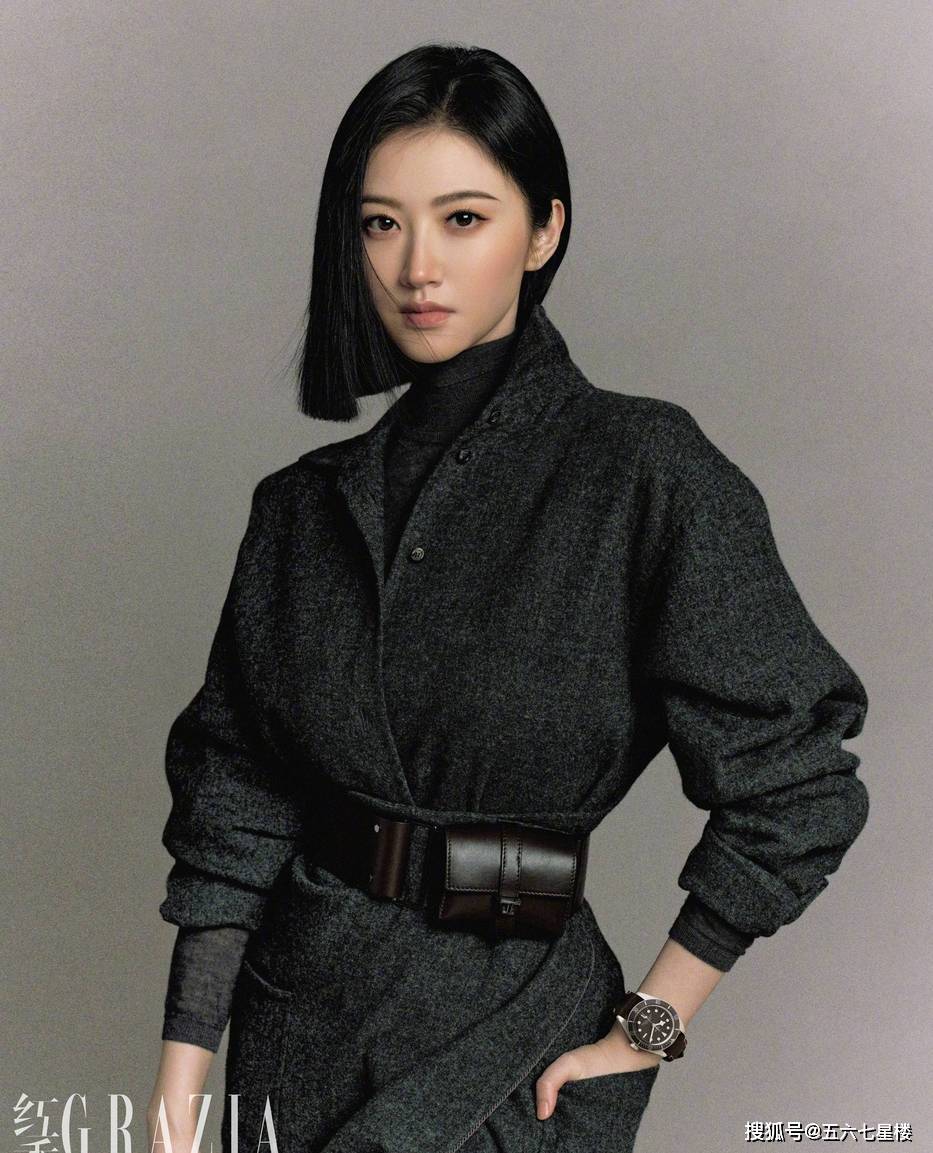 总的来说,景甜在这组杂志封面大片中的表现堪称完美,无论是酷飒的气质