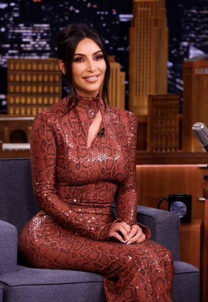 金卡戴珊踩水晶鞋成女王!裹超短皮裙超飒,7岁长女太像黑人老公_金姐_