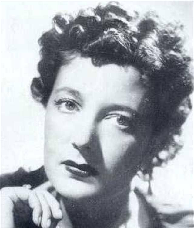 死后倒挂示众时裙子垂下,一男子帮她留住了尊严_墨索里尼_克拉拉